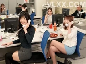 Cảnh tượng điên rồ của cô gái trẻ đang cho con bú! (có sữa)