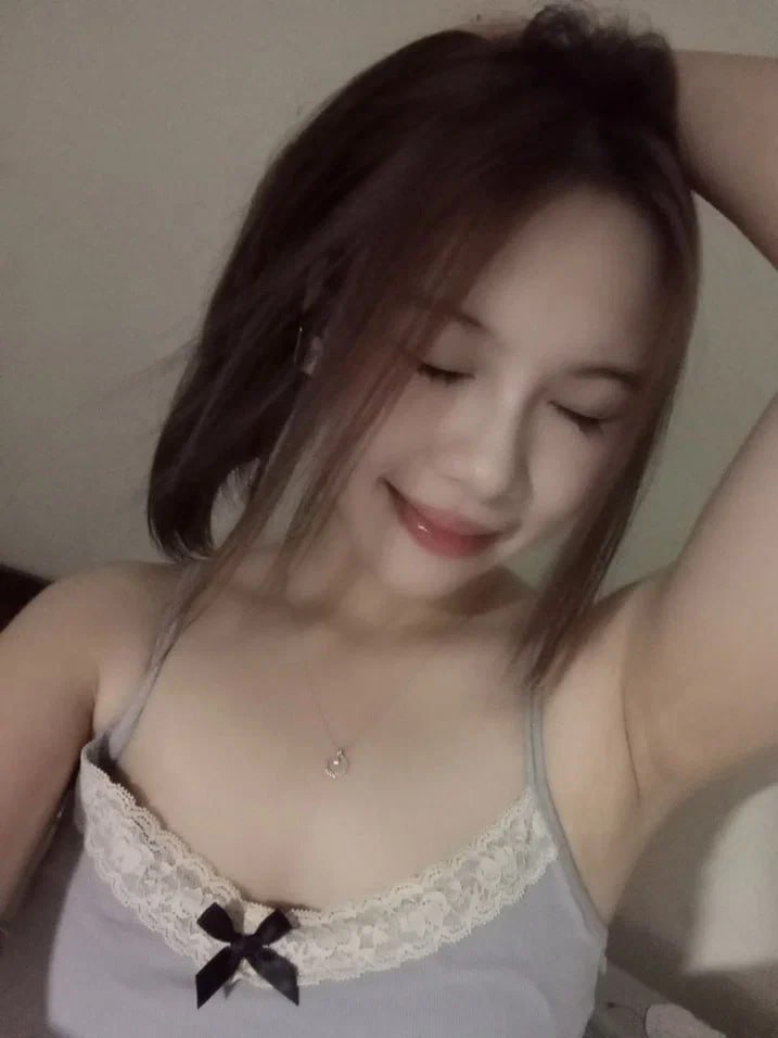 Giá súng tốt nhất, em này là thứ gợi cảm nhất trên giường, ngực khủng, mông bự, da trắng, để anh trai lớn đưa vào từ trước ra sau và làm một cú địt nồng nhiệt
